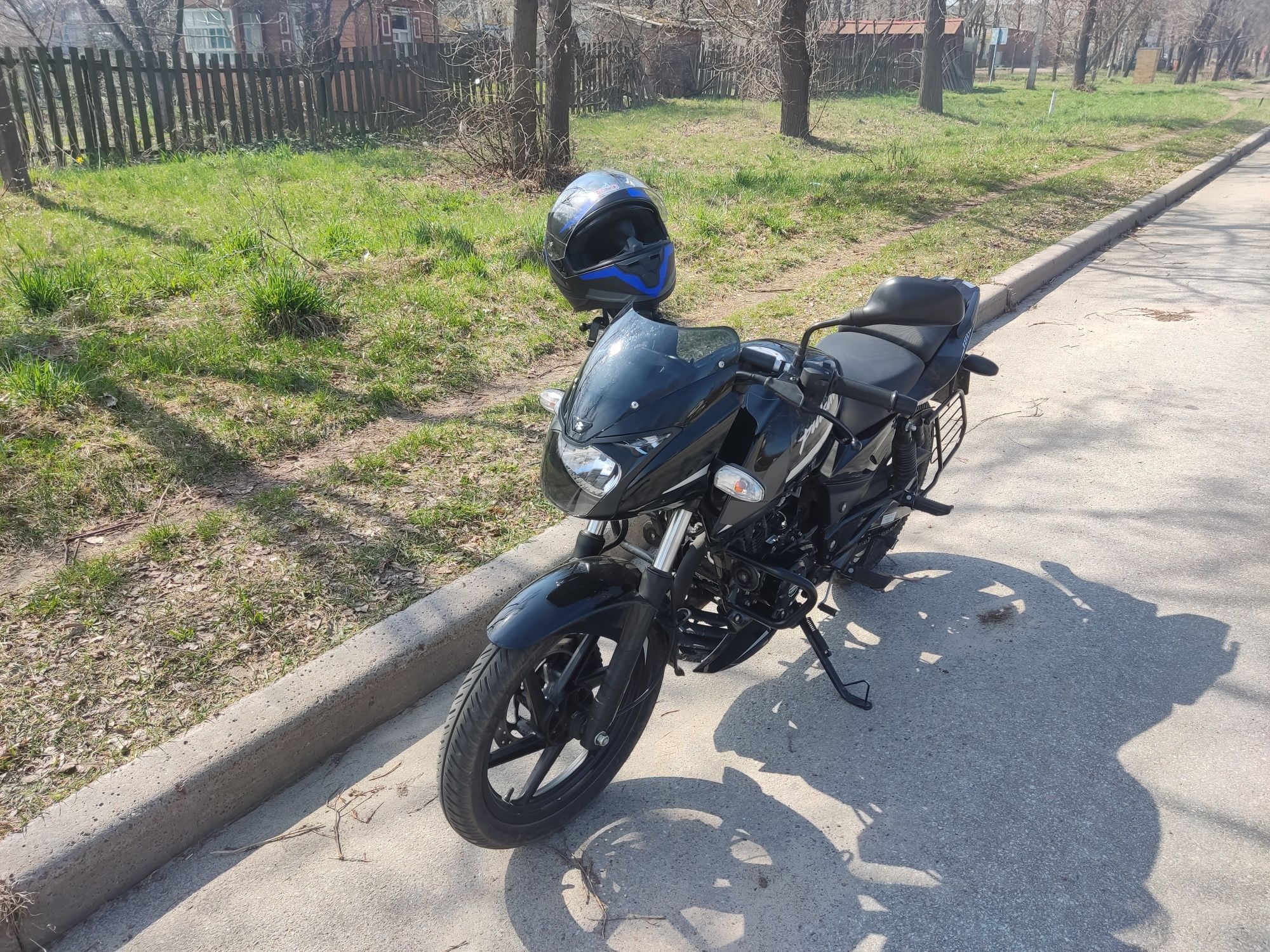 Мотоцикл bajaj pulsar 180 дорожник