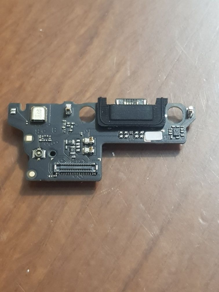Motorola E13 запчастини