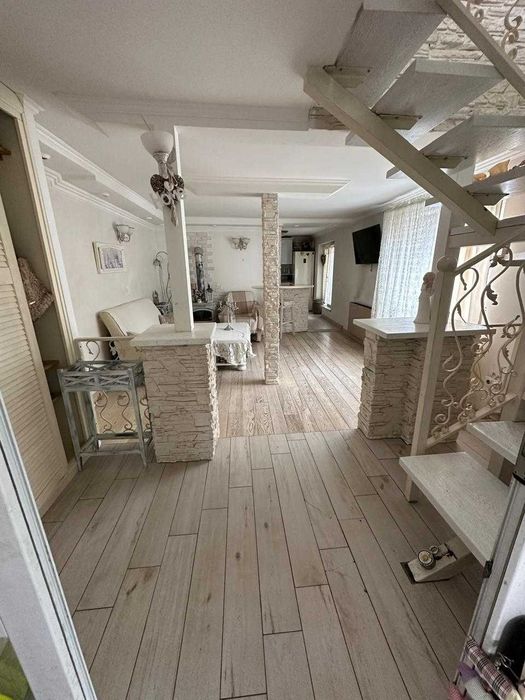 Продаж будинку з ремонтом, з подвір'ям Винники