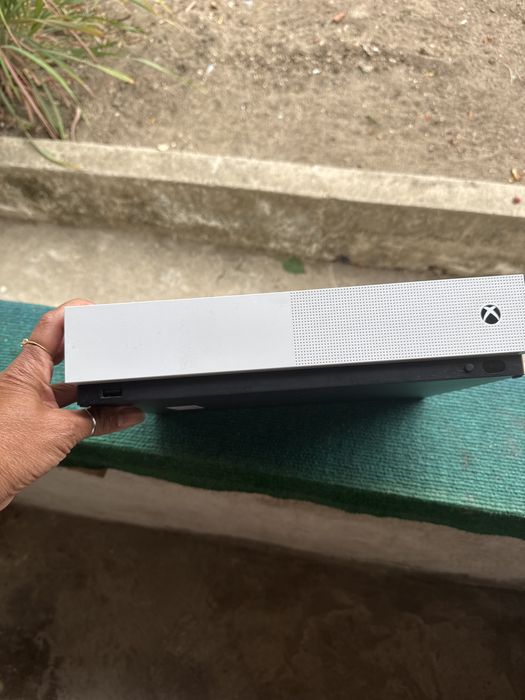Xbox one s ,com um comando,em bom estado motivo da venda comprei outro