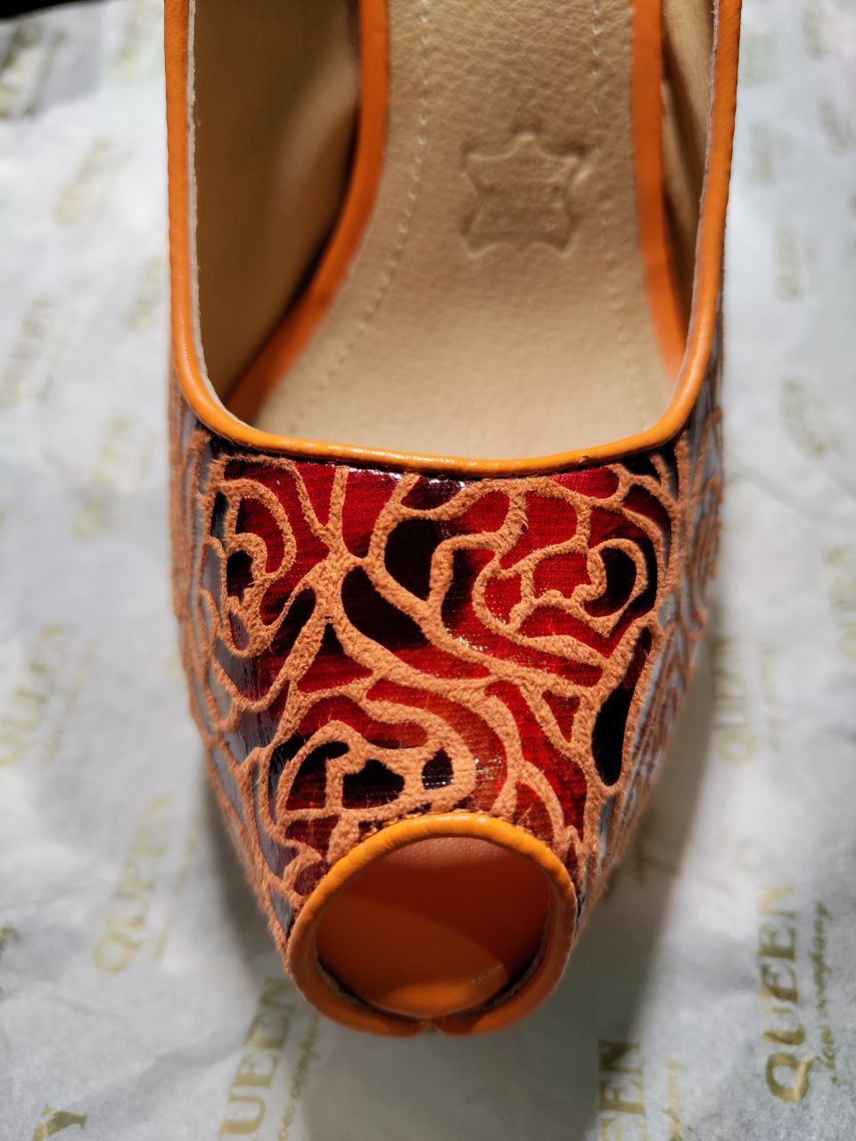 Туфли на высоком каблуке оранжевого цвета