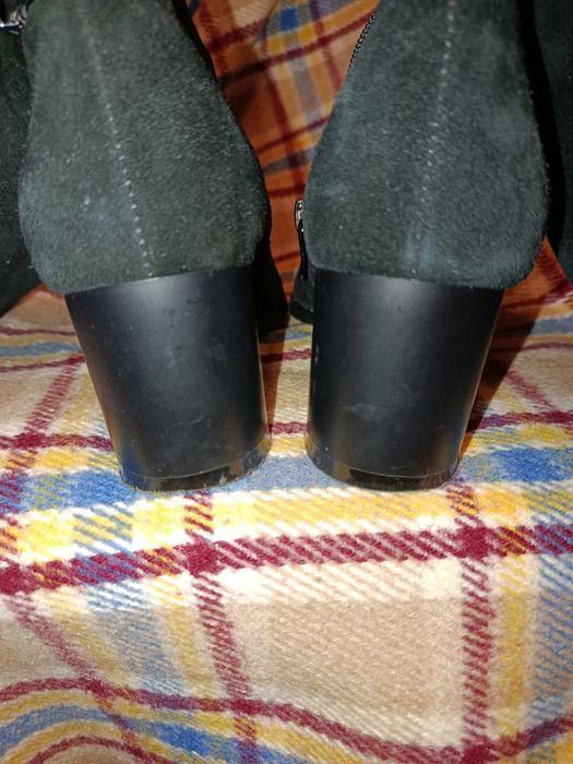 Продаються жіночі чоботи