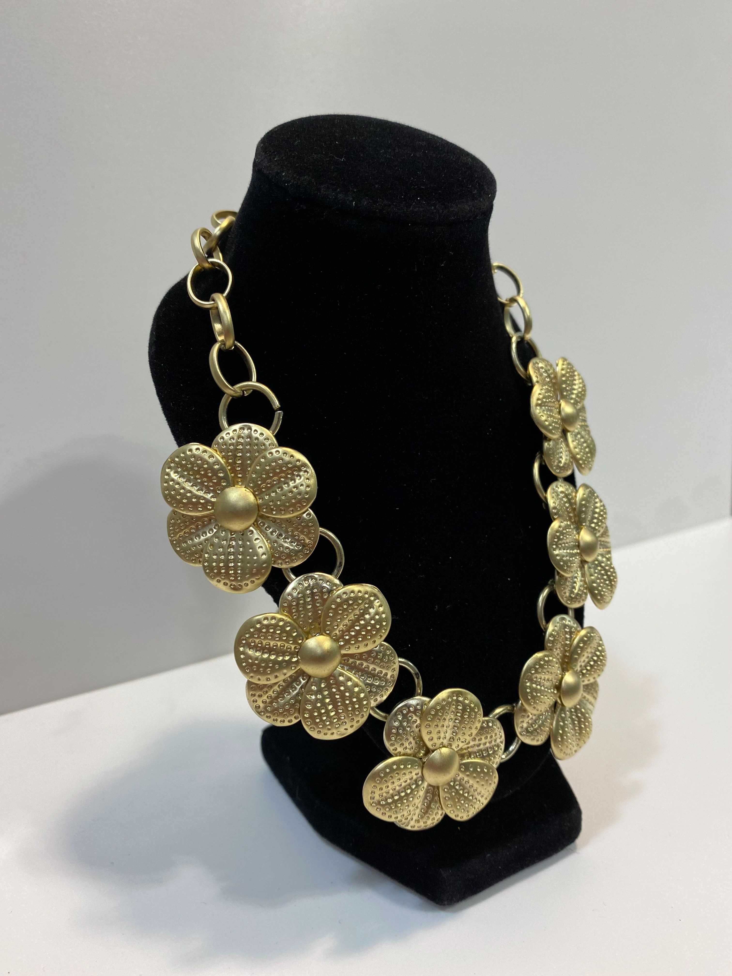 Colar Dourado com Flores