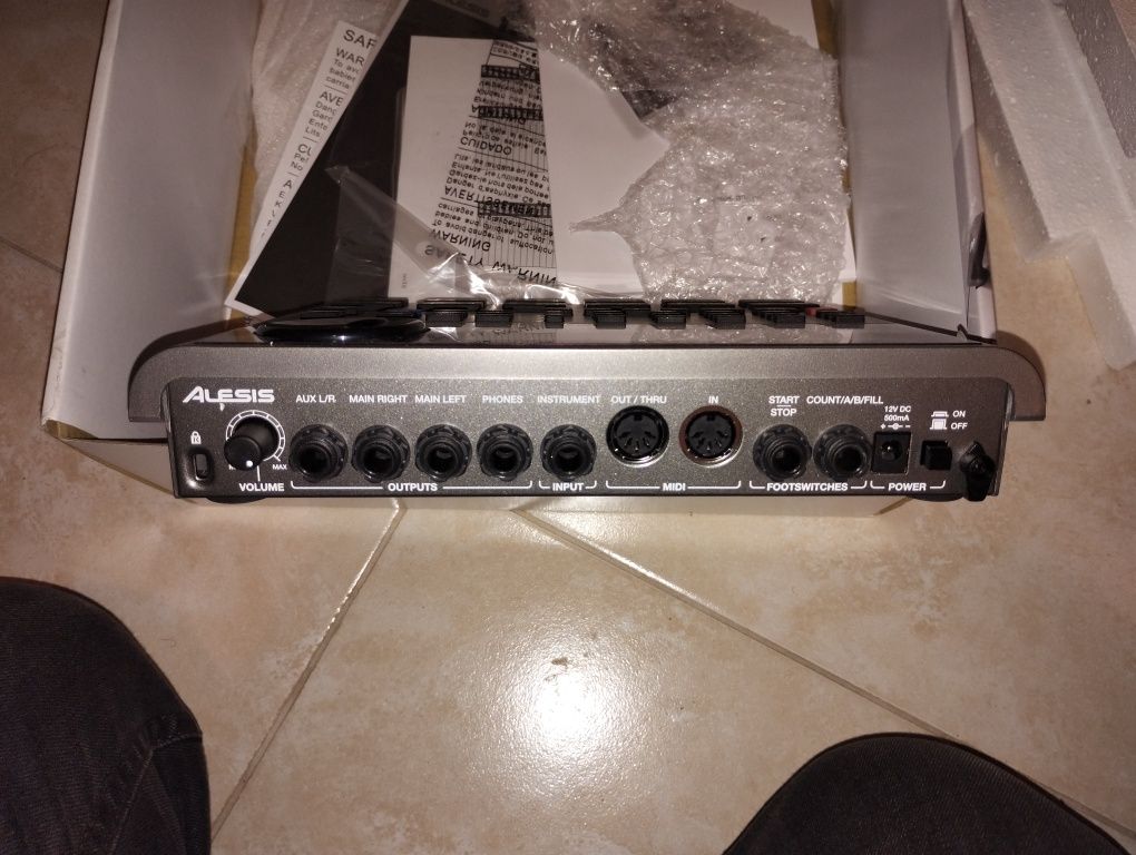 Sprzedam Alesis SR18 Automat perkusyjny