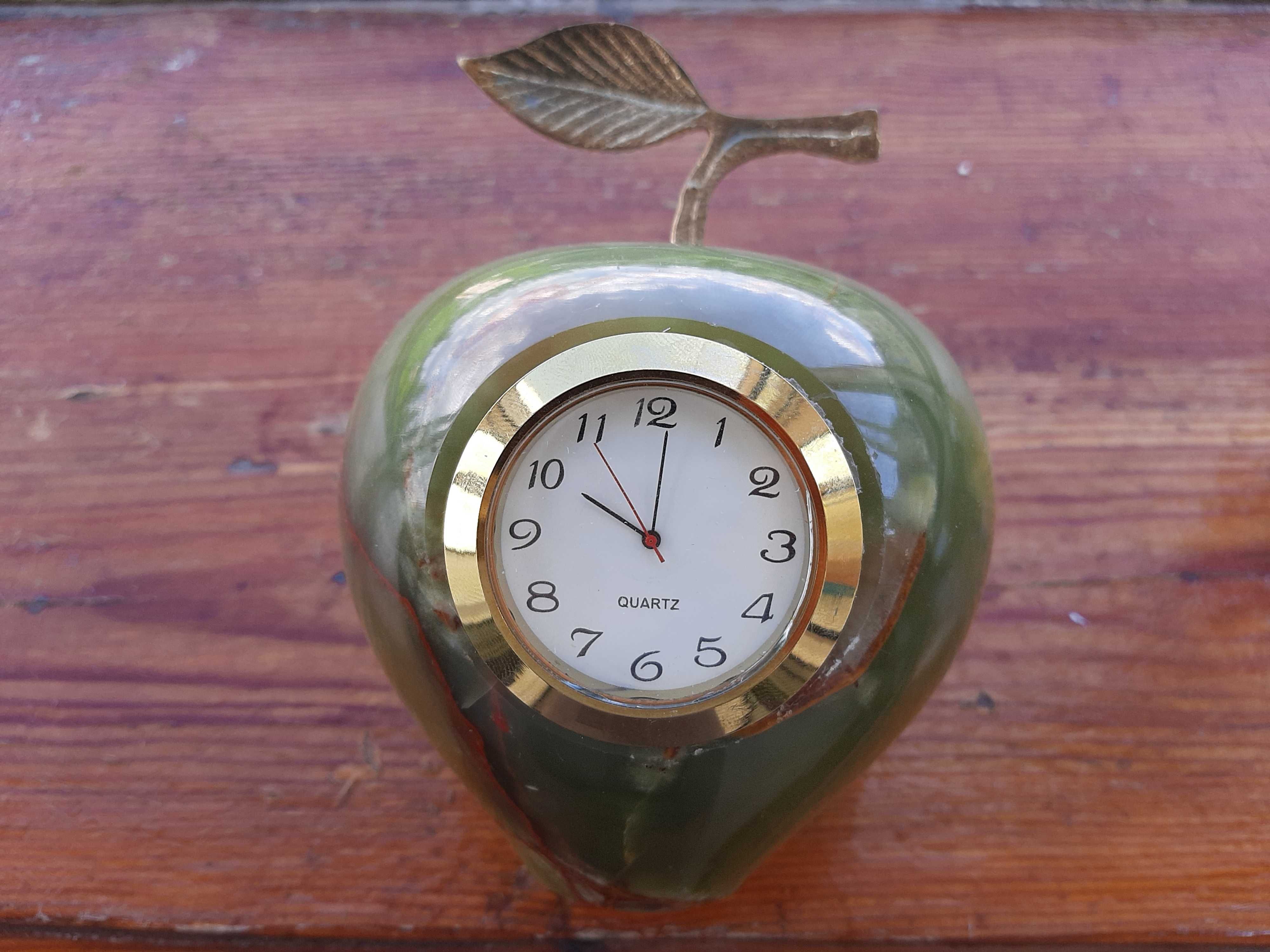 Яблоко из натурального камня оникс с работающими часами, 9 см