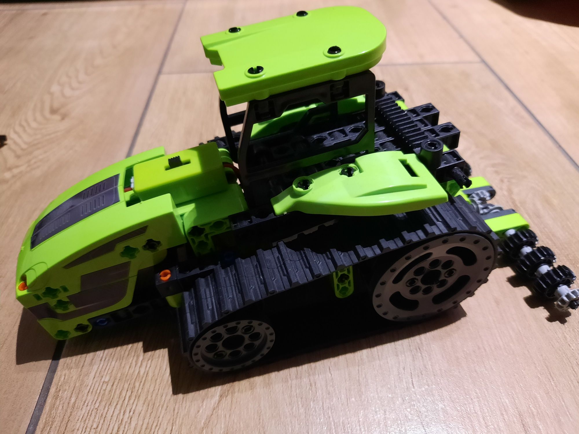 Clementoni traktor ciągnik gąsienicowy jeżdżący