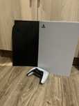 Playstation 5 wraz z padem i czarnymi panelami