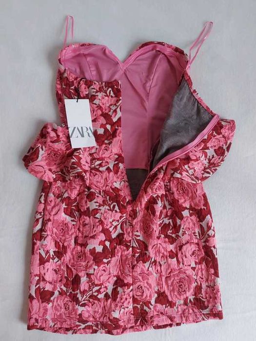 ZARA - mini sukienka z baskinką żakardowa dekolt serce S 36