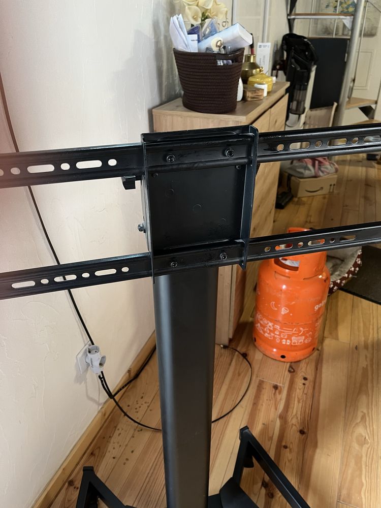 Suporte com rodas para TV