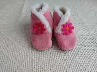 Sapatos / botinhas de menina cor de rosa com flores