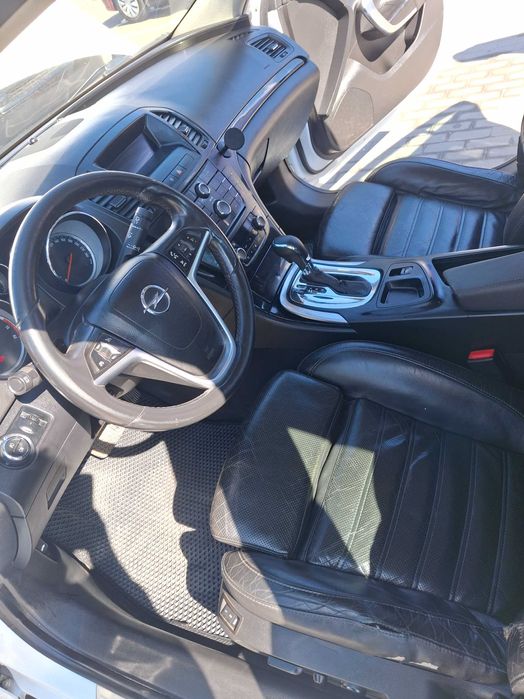 Автомобіль опель інсігнія