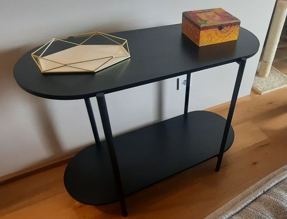 Consola como nova, elegante e prática