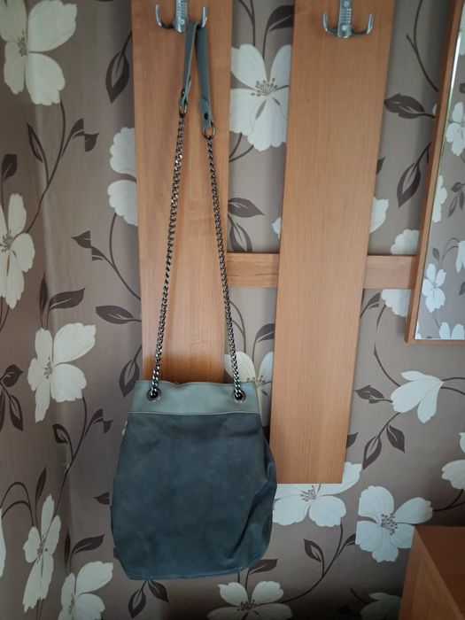 Zamszowa, szara torebka