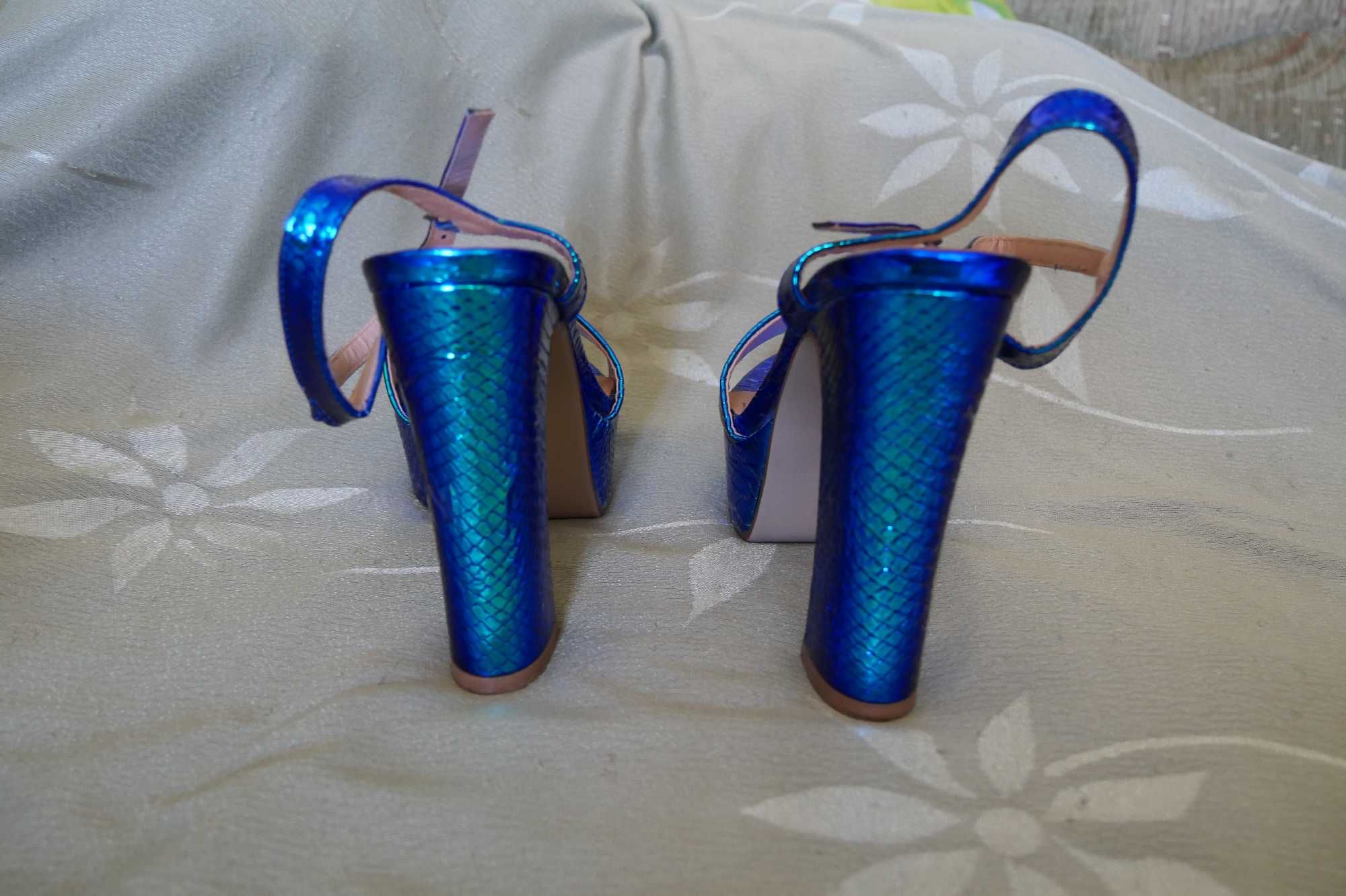Hologramowe opalizujące złote niebieskie sandały koturna buty 40