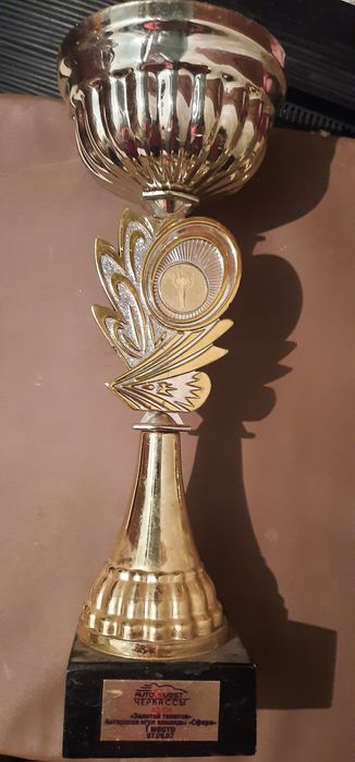 Кубки. Самий більший "золотой теленок". Середній "школа: 5-я чверть