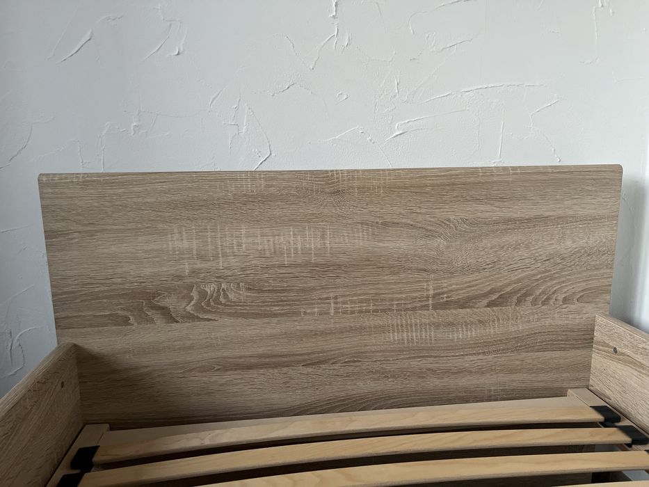 Drewniane łóżko BRW