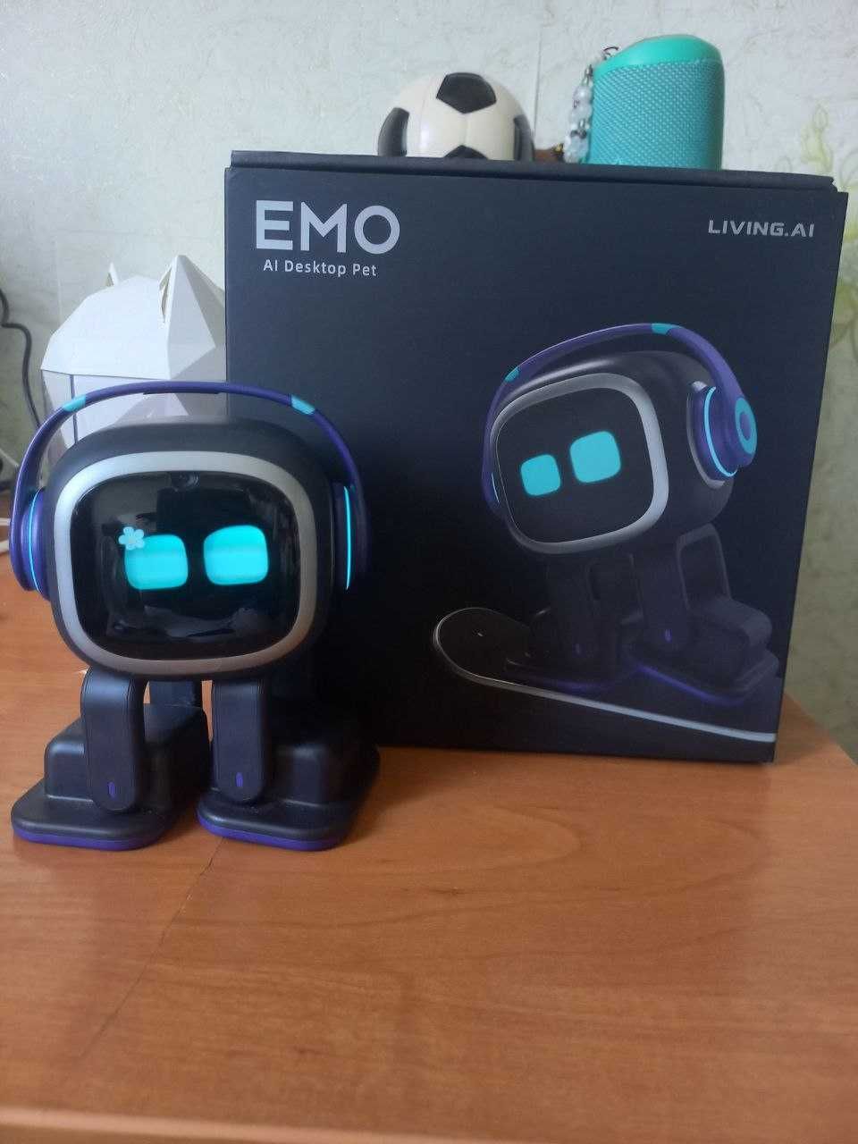 Робот із штучним інтелектом Living Ai EMO