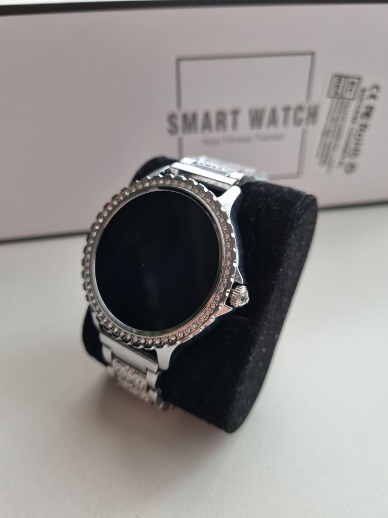 Srebrny smartwatch
