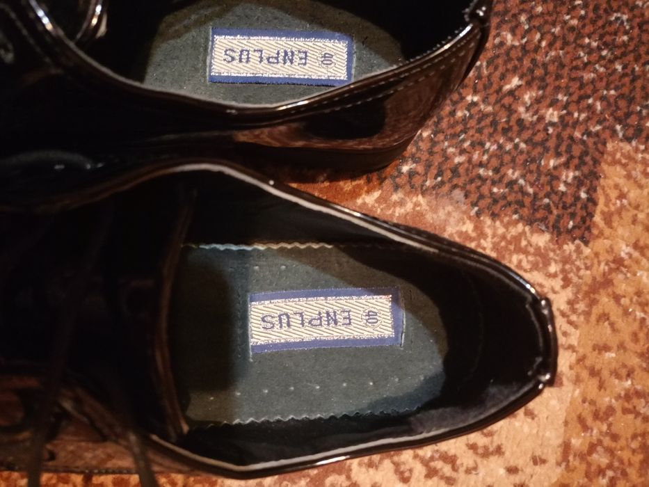 Nowe eleganckie buty lakierowane 40