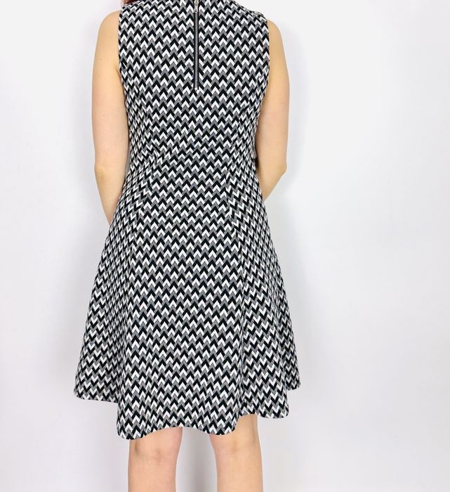 Rozkloszowana czarno-biała sukienka S 36 Redherring