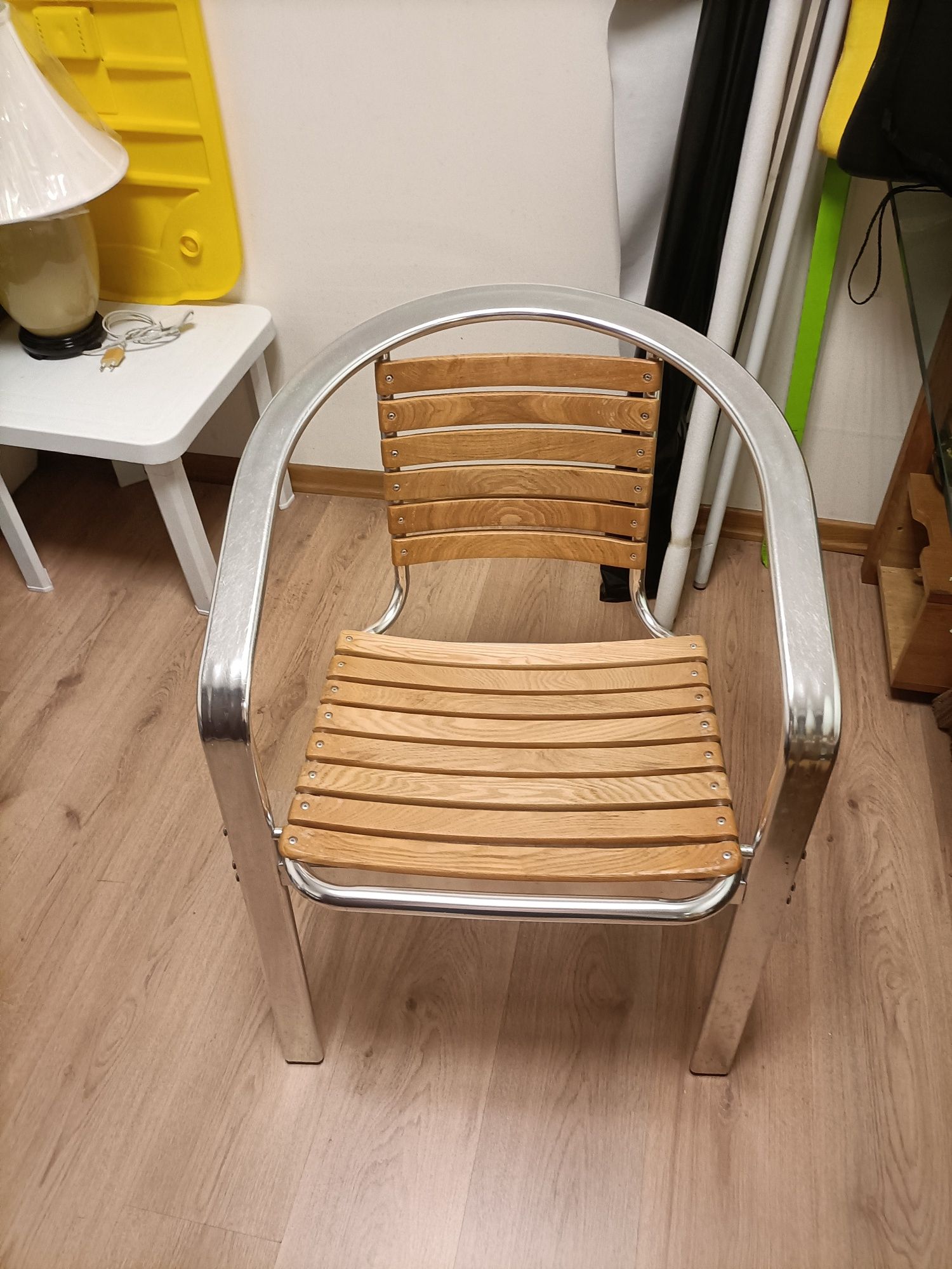 Cadeira com tiras de madeira
