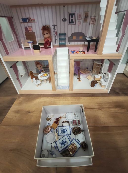 Domek dla lalek drewniany z pięknymi akcesoriami. Stan bardzo dobry