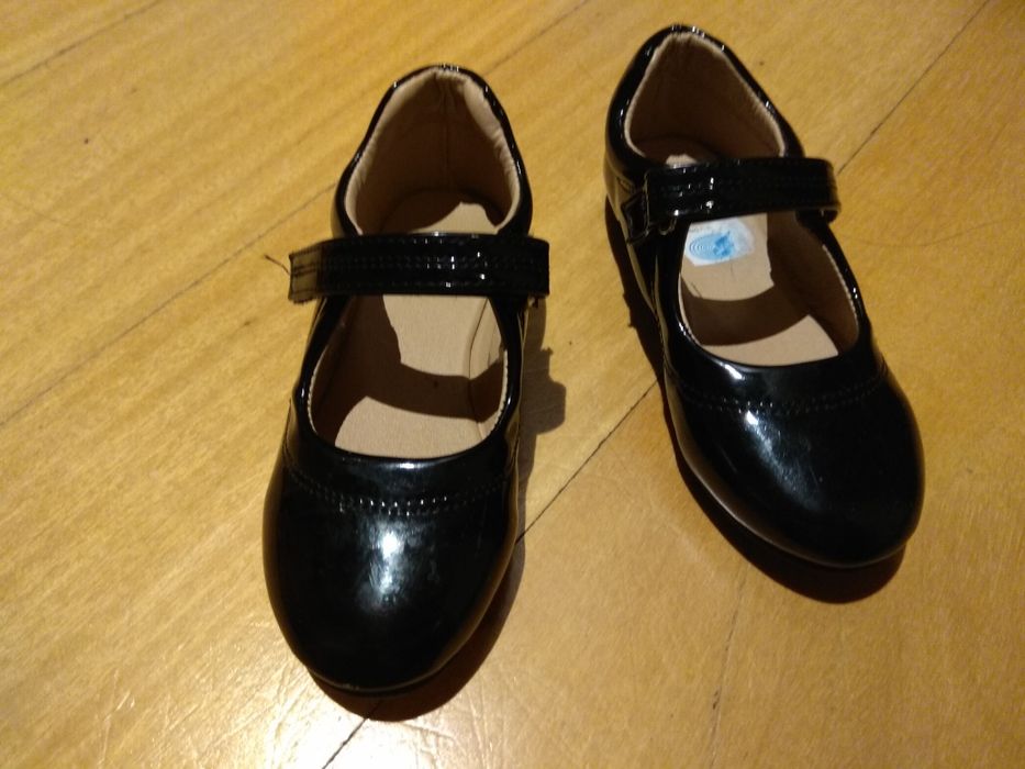 Sapatos pretos verniz menina Tam. 26