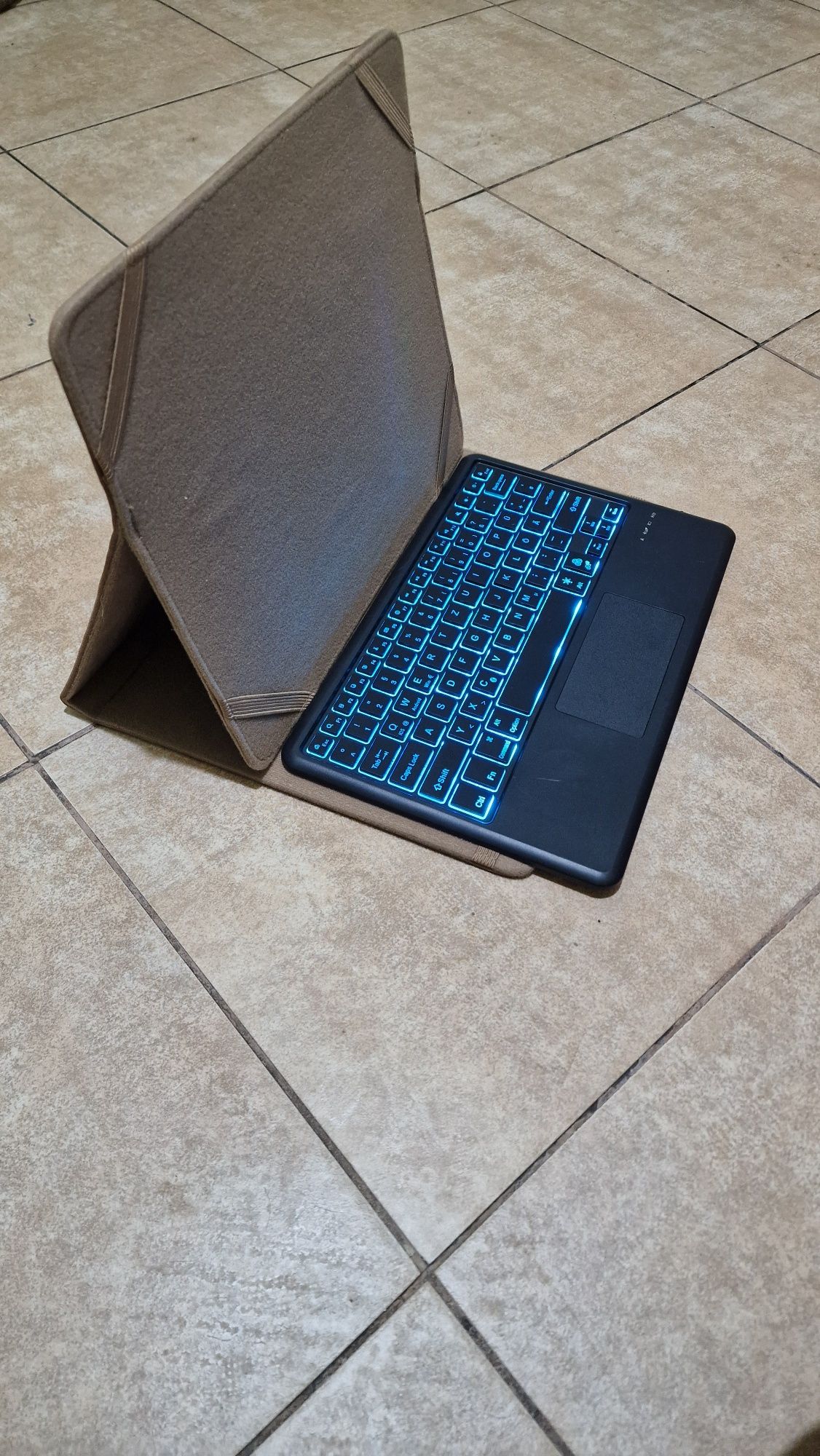 Etui z klawiaturą do Tablet Samsung iPad Microsoft Surface i inne
