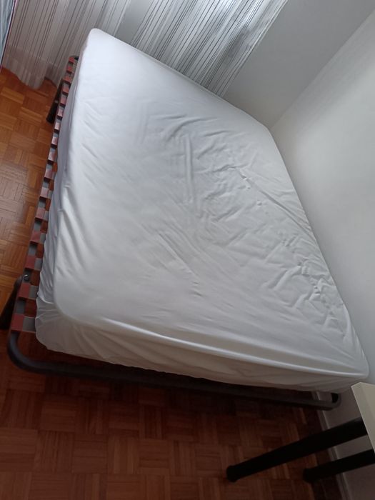 Cama de casal em bom estado