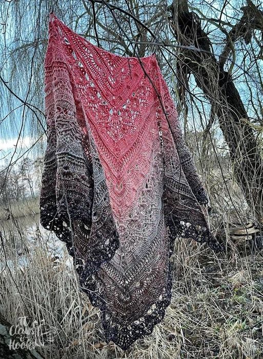 Szydełkowa chusta w czerni i ciepłych różach, boho, romantyczna