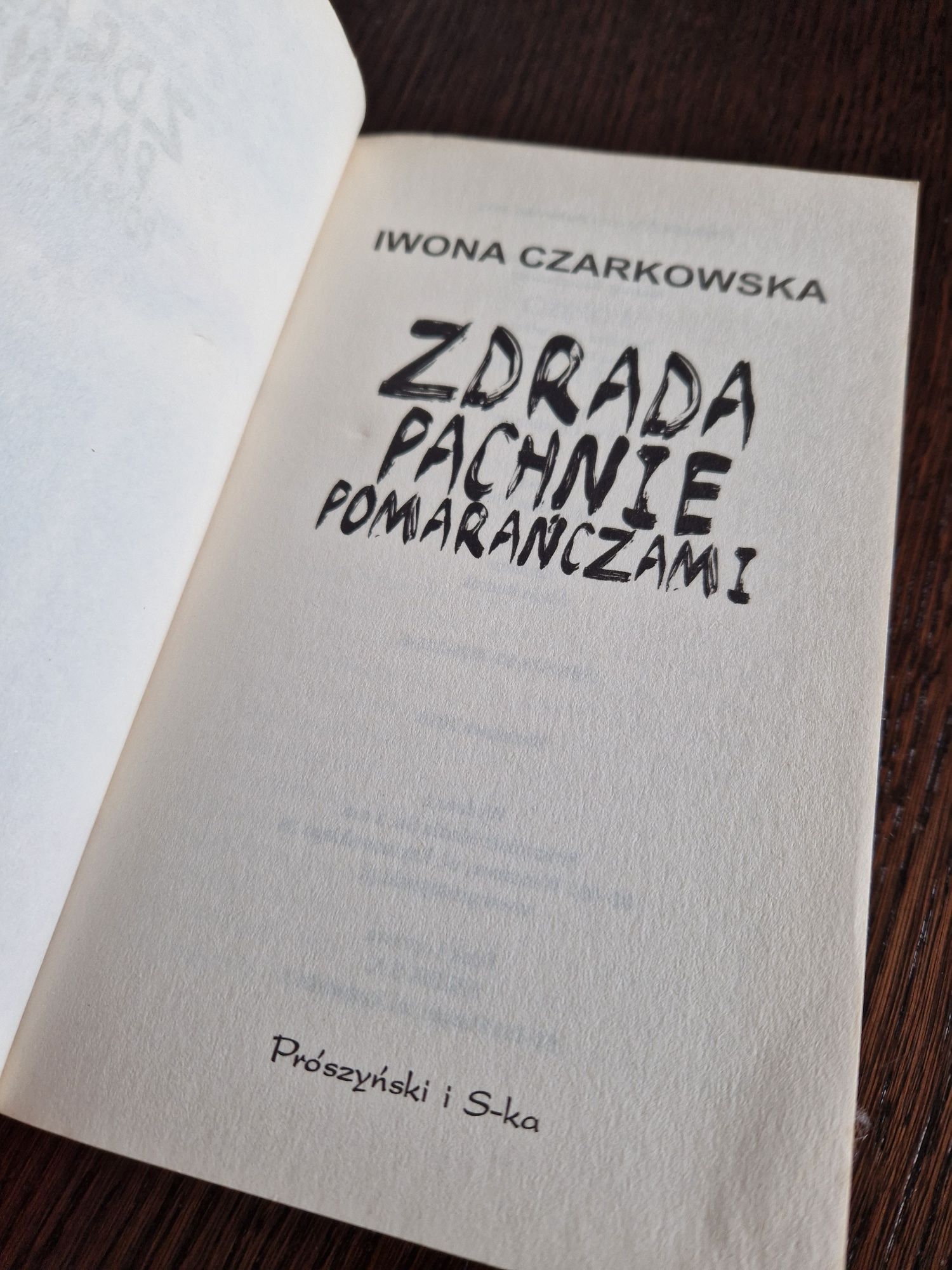 Zdrada pachnie pomarańczami Iwona Czarkowska Książka