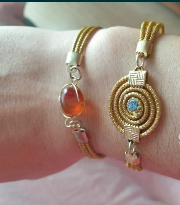 Pulseiras douradas com pedras ( valor das duas)