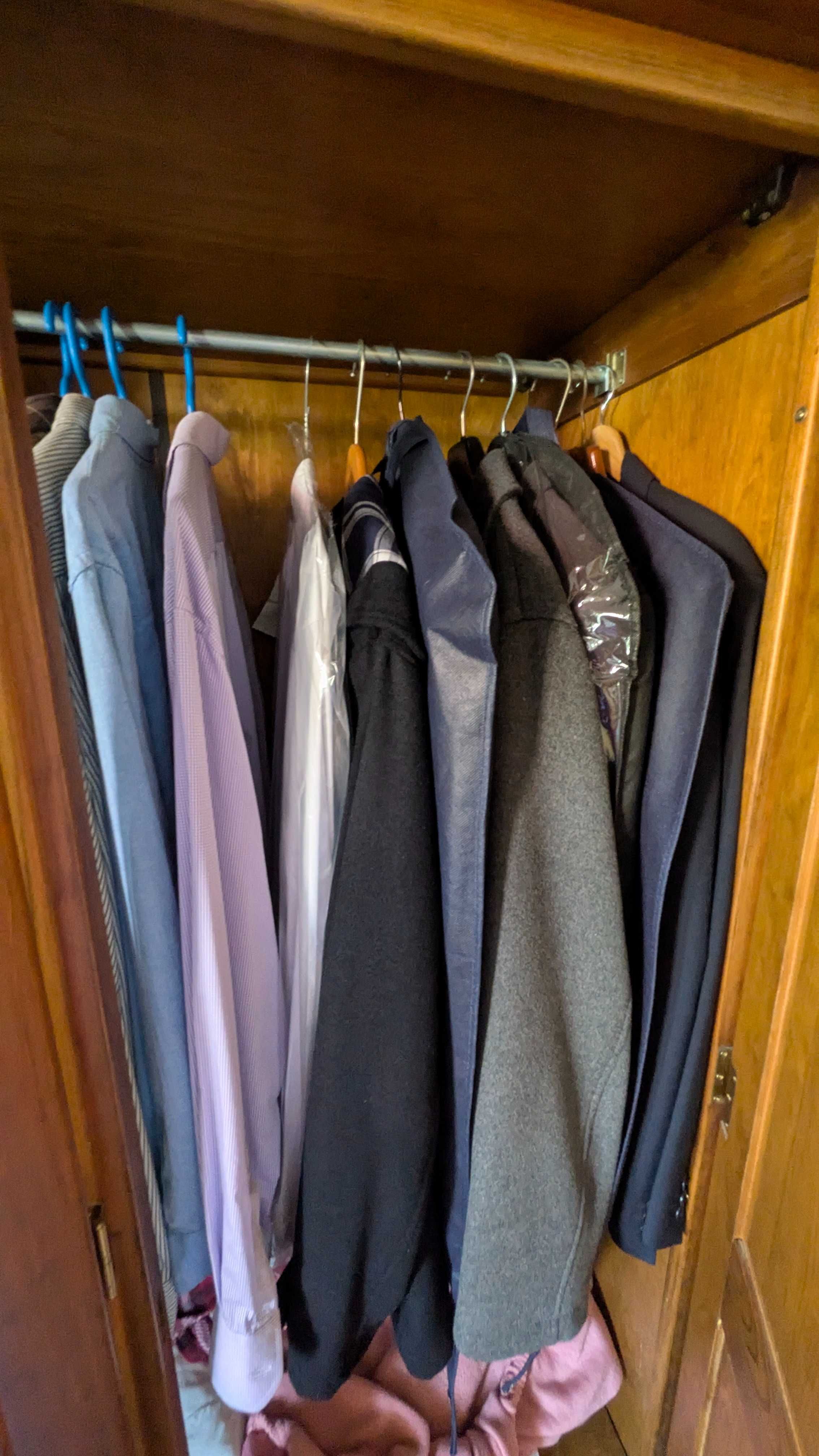 Roupeiro elegante em cerejeira maciça