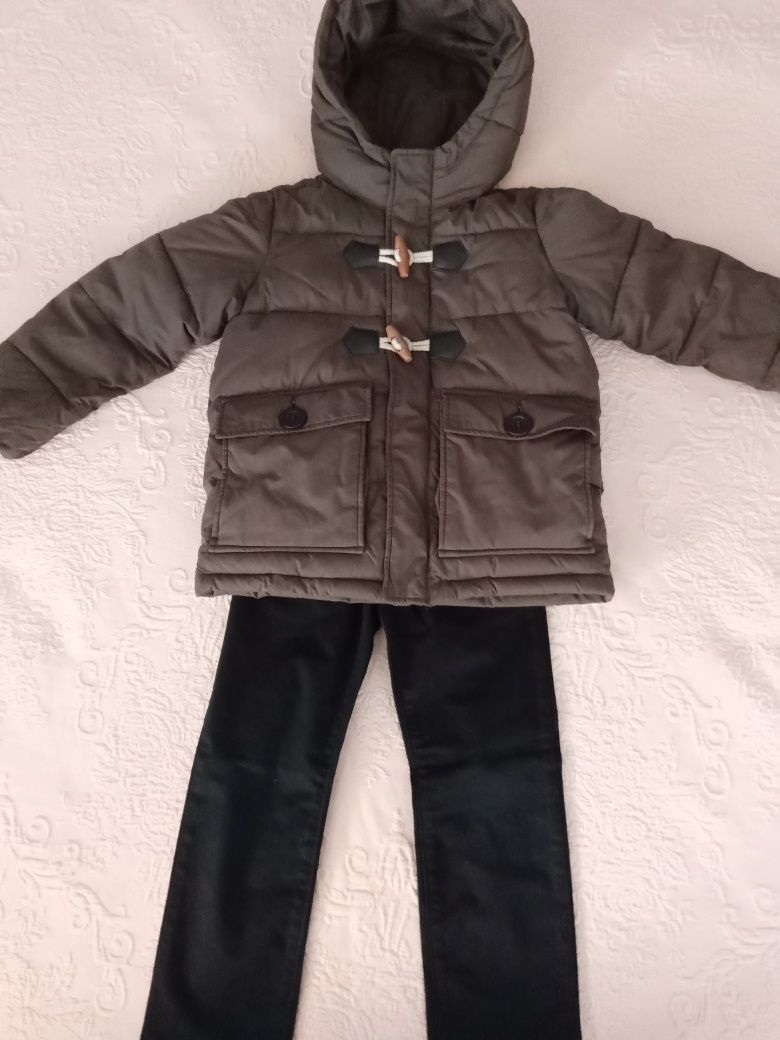 Roupa de marca: Conjunto de casaco/anorak da Benetton e calças Boss.