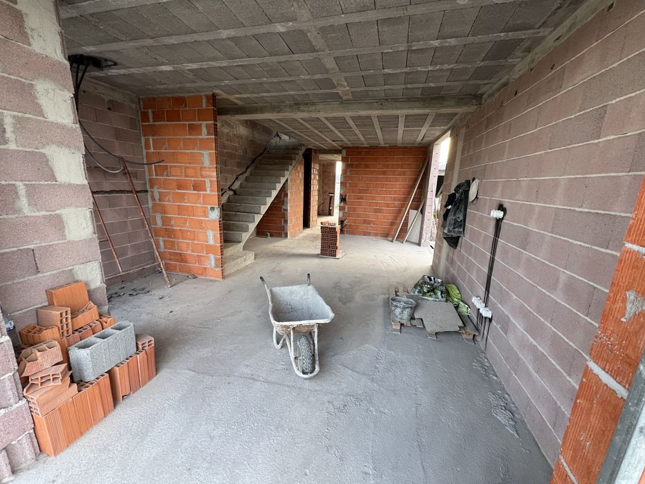Moradia T3 em Construção – Dois Pisos, Garagem e Jardim