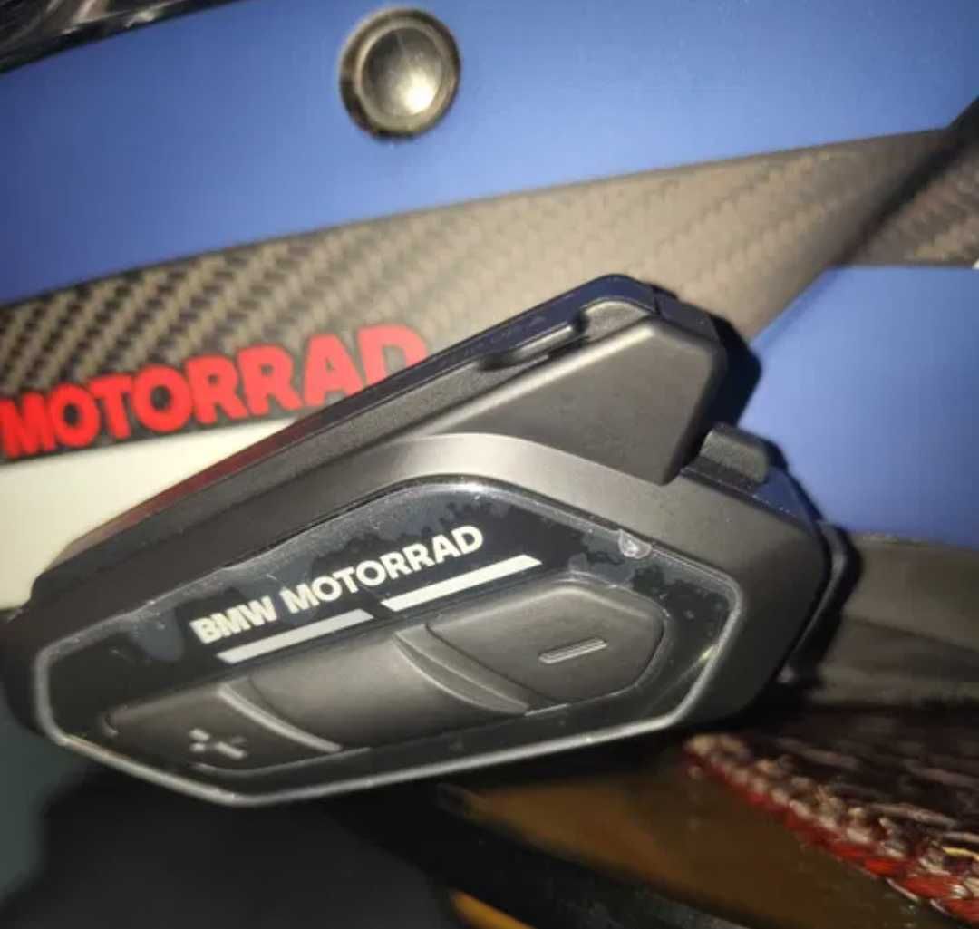 Capacete BMW Xomo Carbon
Com aparelho de comunicação BMW Com U1