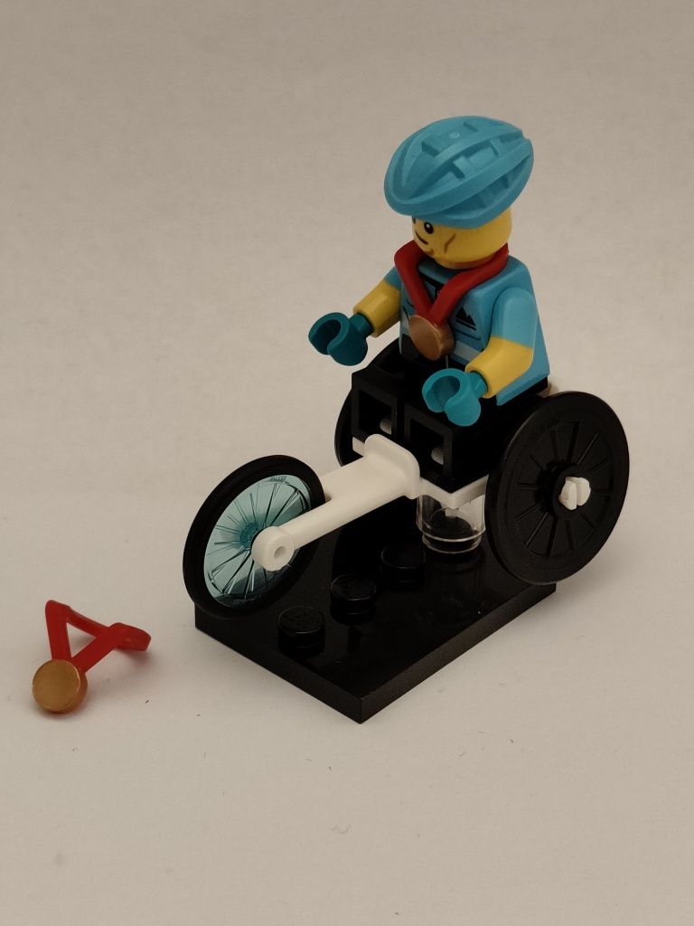 Minifigurka LEGO CMF 22 sportowiec na wózku