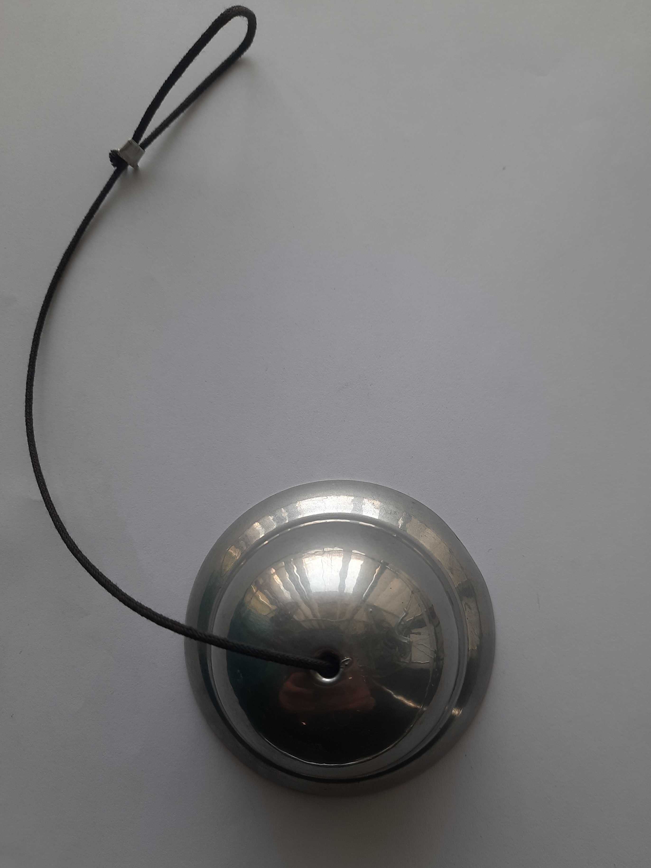 karmnik dzwoneczek w kolorze srebrnym