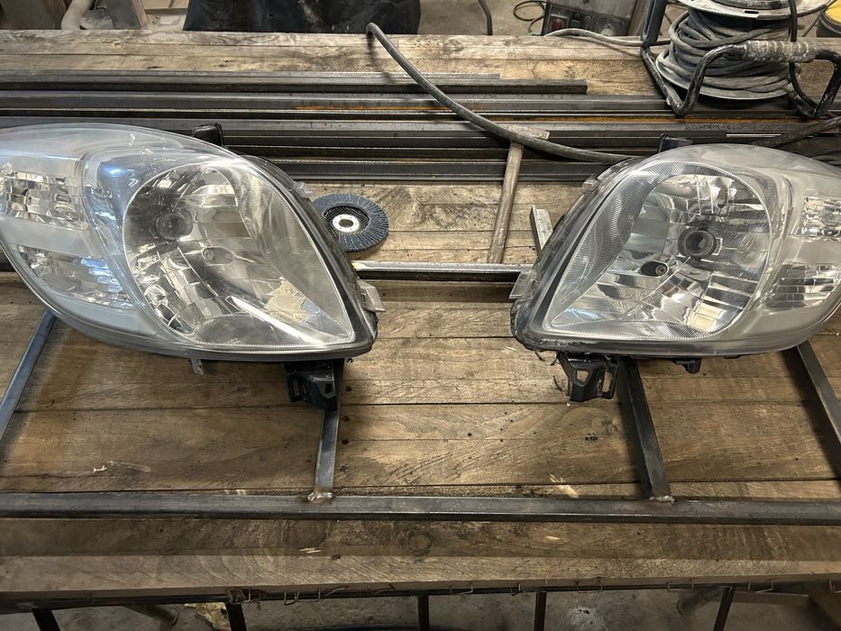 Toyota yaris 2 przedlift reflektory przednie