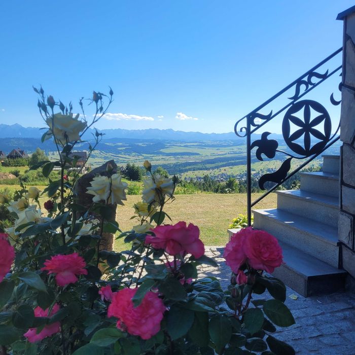 Drewniany domek w górach nad Jeziorem Czorsztyńskim