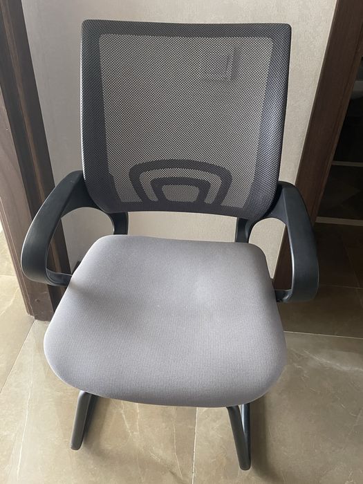 Офісний стілець гарної якості nowystyl