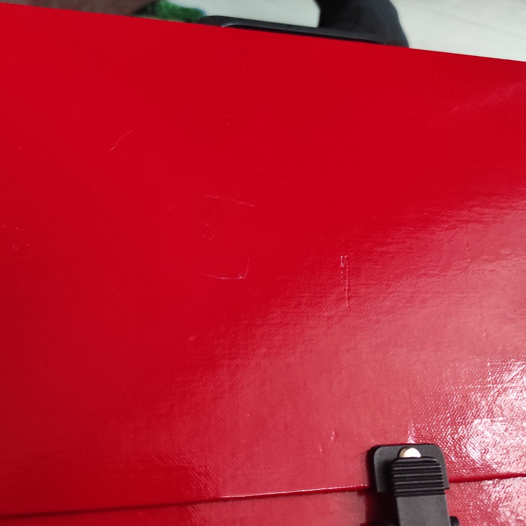 Czerwona twarda teczka na rysunki prace plastyczne dokumenty