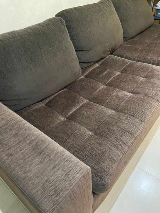Sofá de cor castanha em bom estado