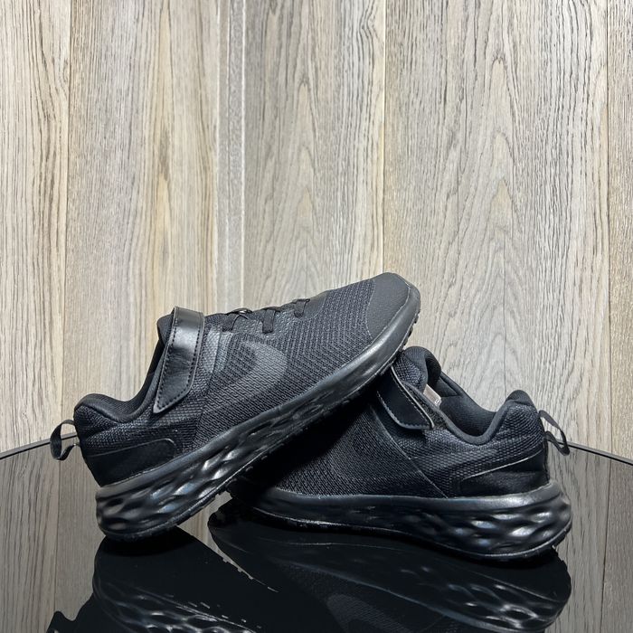 Продам оригінальні дитячі  кросівки Nike Revolution 6 ( 35р-22см)