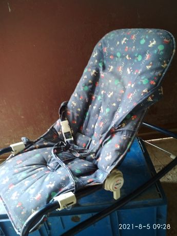 крісло-гойдалка chicco для малих дітей.