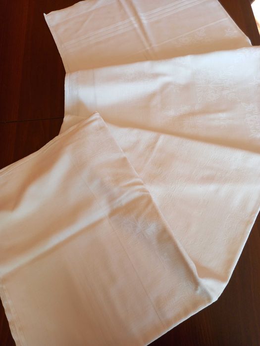 Biały obrus adamaszkowy