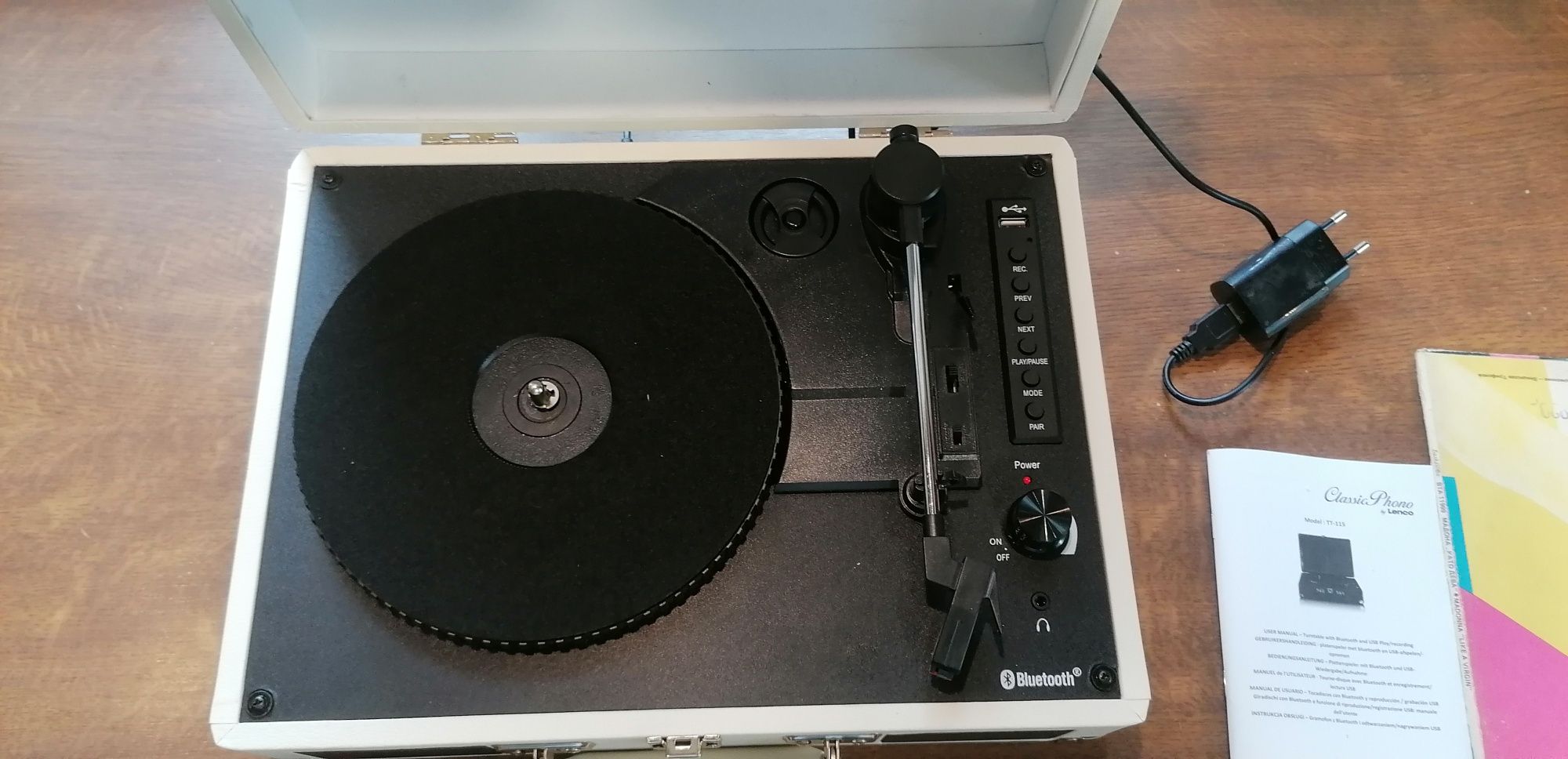 Gramofon w walizce z wbudowanymi głośnikami i Bluetooth