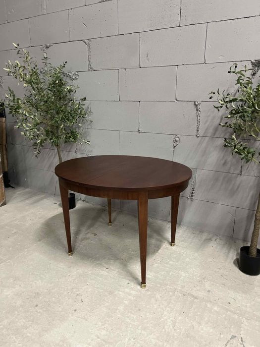 Деревʼяний розкладний стіл. Виготовлений з червоного дерева.