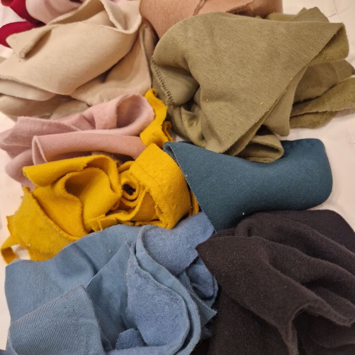 Ścinki materiałowe polarowe kawałki małe średnie