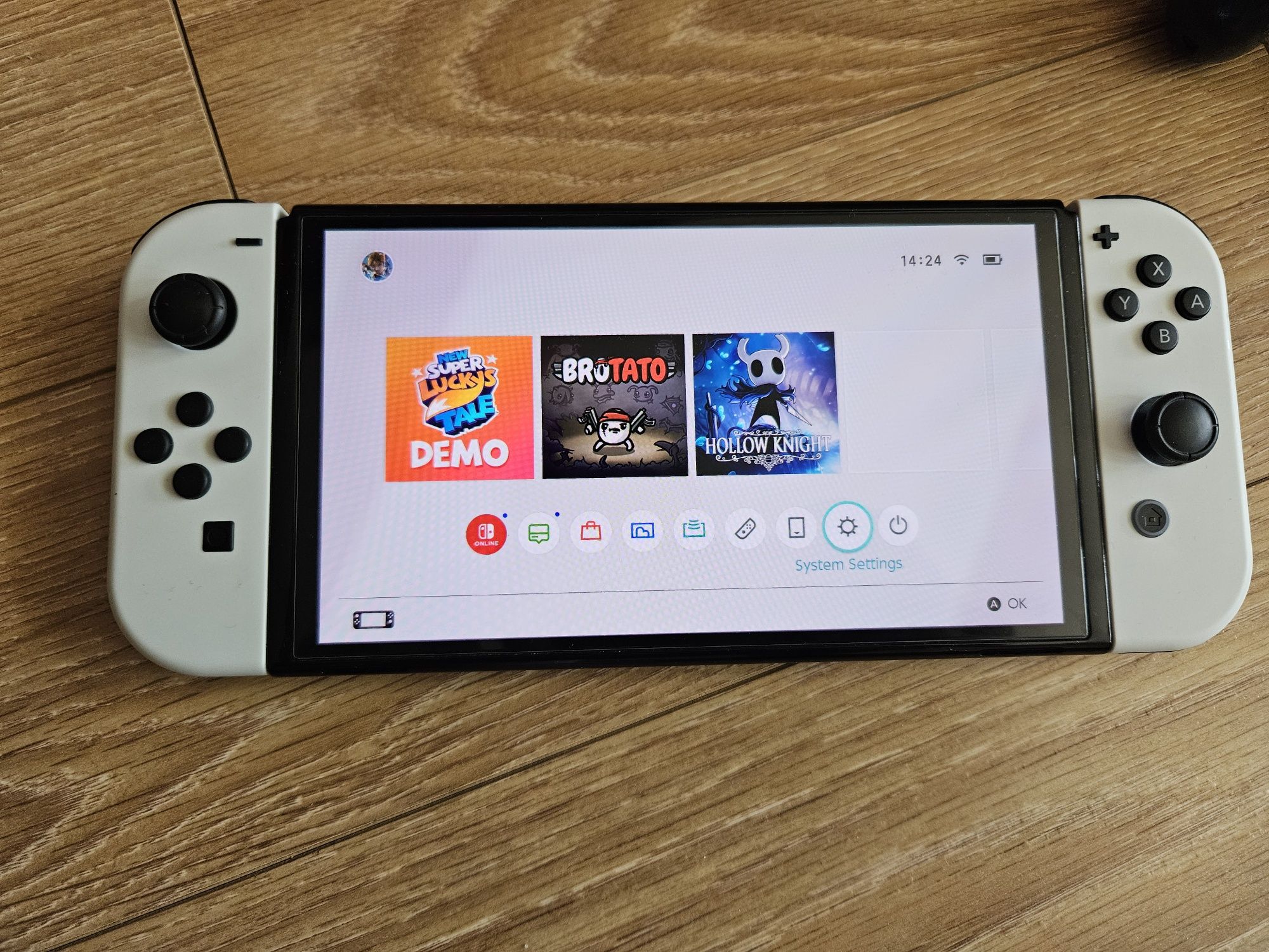 Nintendo Switch OLED + Pro Controller